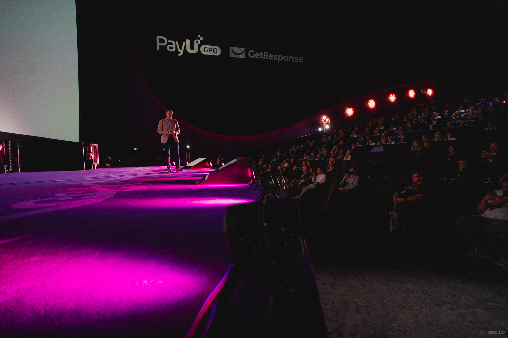 Piotr Kiljański na scenie Ecommerce Event 4.0